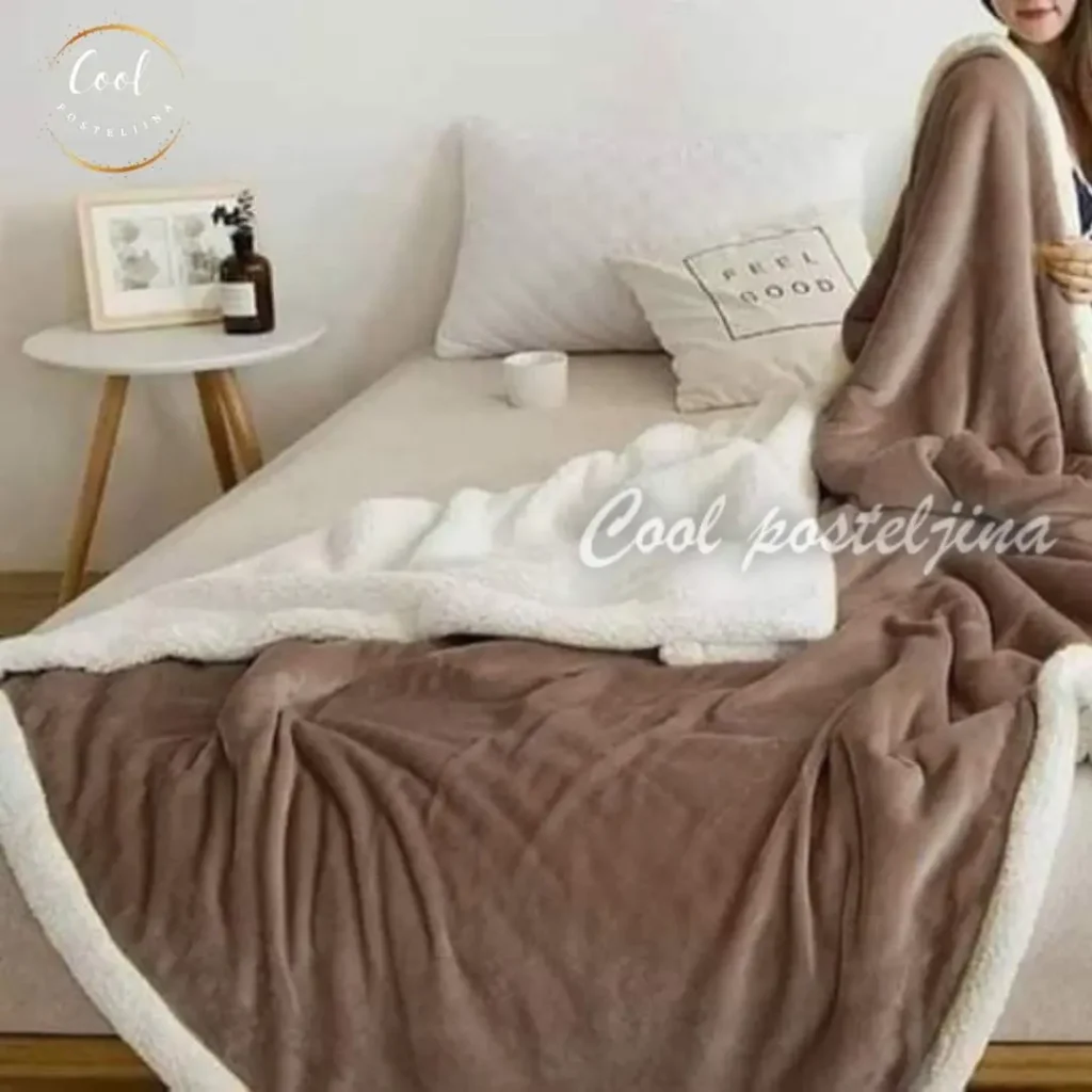 Jednobojno plišano ćebe sa krznom